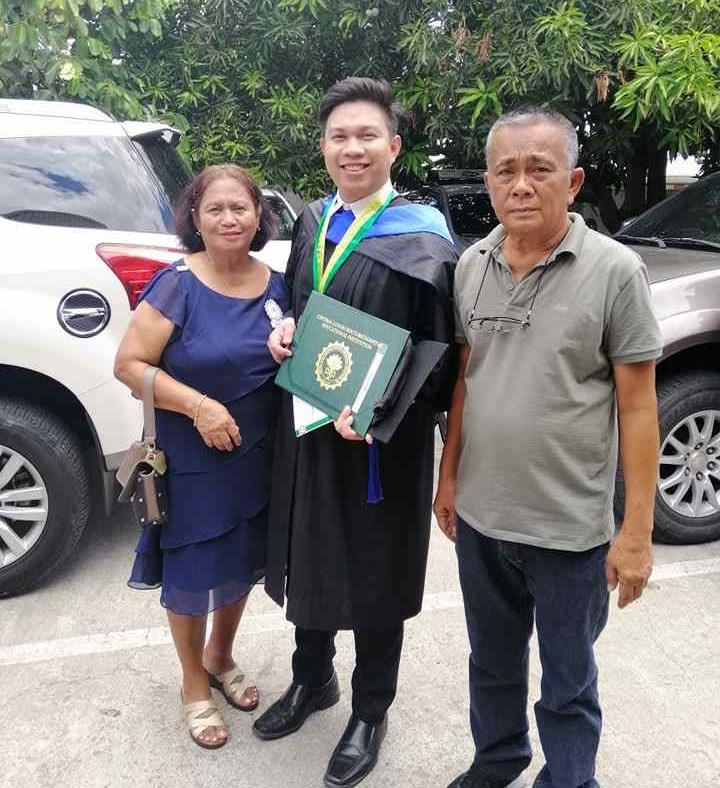 Kelvin with his parents Julieta (L) and Honorato (R) on his graduation day in 2019